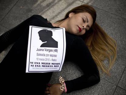 Una dona participa en una manifestació contra el feminicidi a Santiago de Xile.