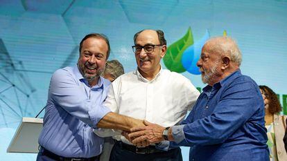 Ignacio Galán, presidente de Iberdrola (en el centro), junto a Luiz Inácio Lula da Silva, presidente de Brasil, y Alexandre Silveira, ministro brasileño de Minas y Energía.
