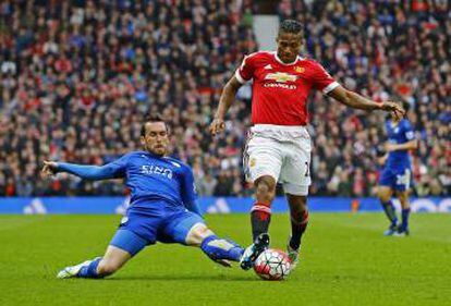 Drinkwater disputa el balón con Valencia, en el United-Leicester.
