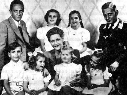 Joseph Goebbels, a la izquierda, con su esposa, Magda, y los hijos de ambos.