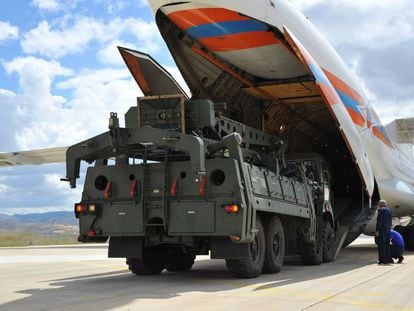 Un avión militar ruso transporta los S-400 desde Rusia a la base aérea de Mürted, en Ankara, este viernes.