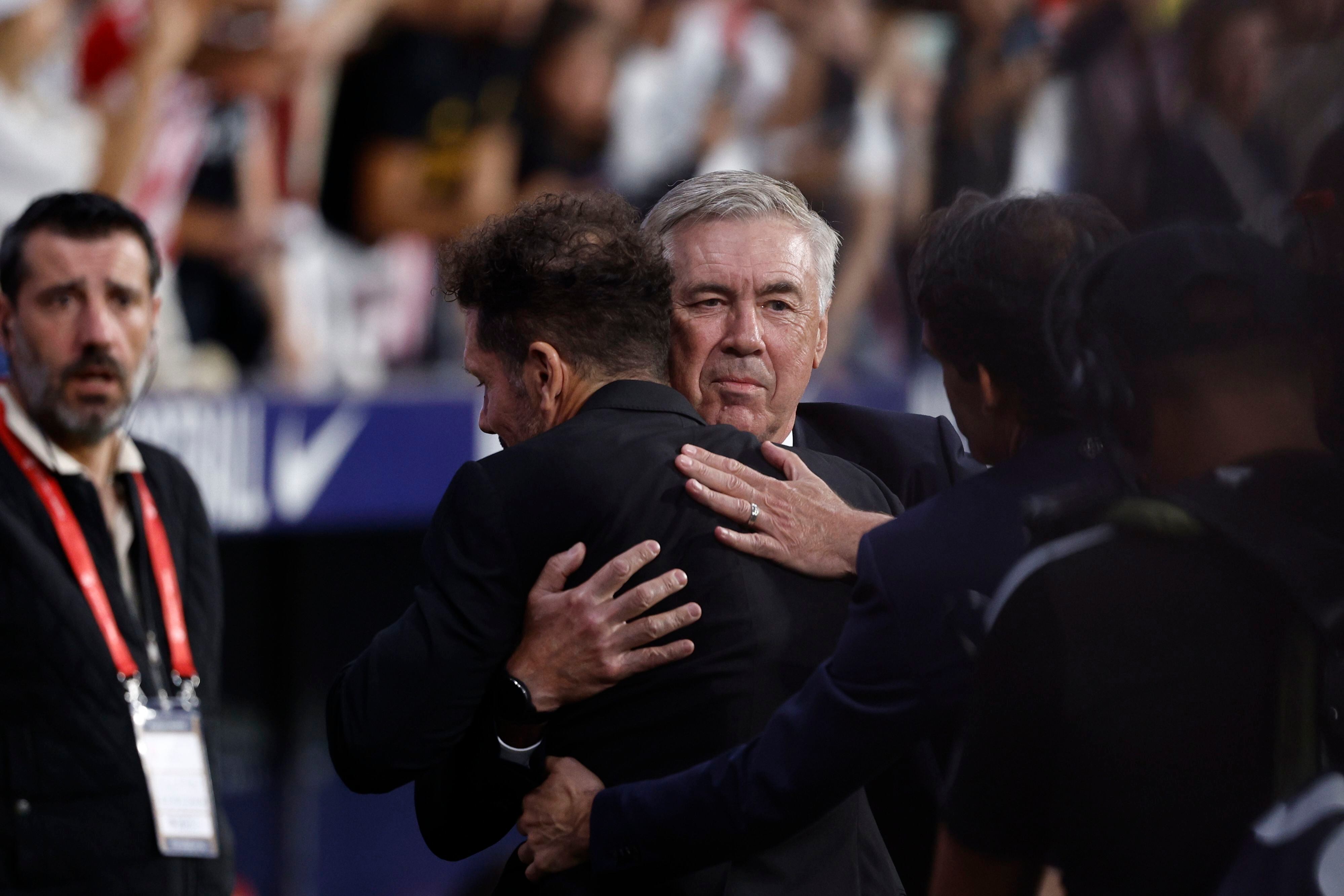 El técnico argentino del Atlético de Madrid, Diego Simeone, saluda a su homólogo en el Real Madrid, el italiano Carlo Ancelotti.