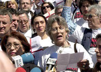 Pilar Bardem lee el manifiesto contra la guerra, frente al Congreso, en 2003.