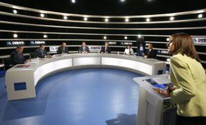 La periodista Ana Blanco modera el debate con los representantes de CiU, PP, PNV, IU, PSOE, ERC y Coalici&oacute;n Canaria durante el encuentro electoral del 28 de febrero de 2008.