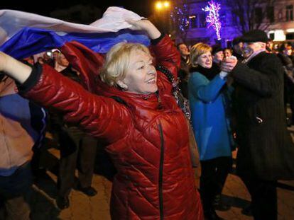 Ciudadanos de Simfer&oacute;pol con banderas rusas para festejar la anexi&oacute;n.
