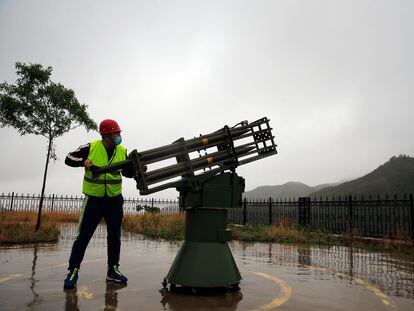 Entre los países que están usando la siembra de nubes, junto a México, destaca China. En el país asiático usan aviones, drones y cohetes para estimular la lluvia. En la imagen, un funcionario del servicio meteorológico disparando un cohete cargado de yoduro de plata en Shijiazhuang, en la provincia china de Hebei el 15 de mayo de 2021.