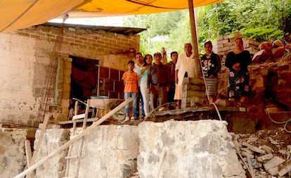La familia Vergara mira desde los restos de su sala.