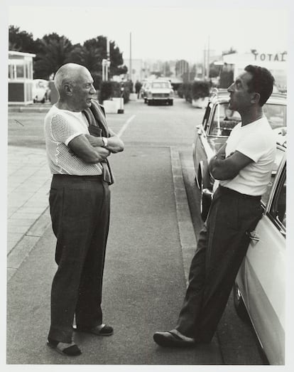 Picasso charla con un taxista en el aeropuerto de Niza, el 20 de agosto de 1965.