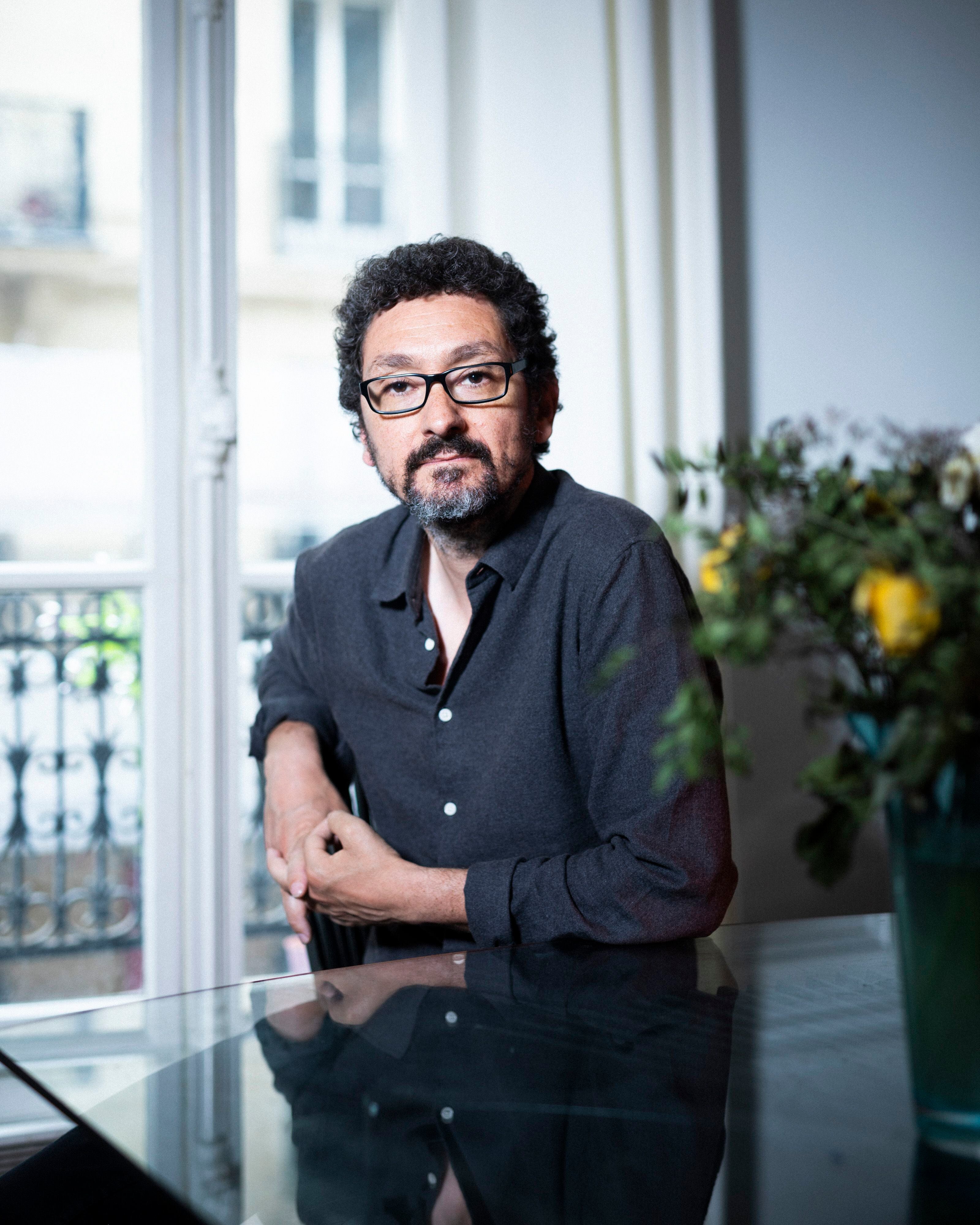 El escritor David Foenkinos posa en su casa de París.