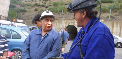 El presidente de la Cámara de Comercio de León y empresario minero Manuel Lamelas Viloria (izquierda), en un rescate en 2003.