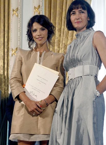 La actriz Maribel Verdú posa junto a la ministra de Cultura, Ángeles González Sinde, tras recoger el premio Nacional de Cinematografía en el Festival de cine de San Sebastián