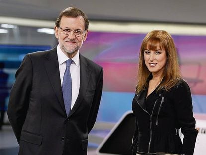 Gloria Lomana momentos antes de entrevistar a Mariano Rajoy, en 2014. 