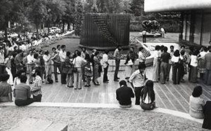 Colas para ver en 1977 la primera exposición de Picasso en España desde la Guerra Civil.