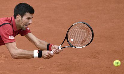 El tenista serbio Novak Djokovic, momentos antes de devolver la pelota al taiwanés Yen-Hsun Lu durante el partido de primera ronda del Roland Garros.