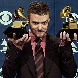 Justin Timberlake, con sus dos premios Grammy.