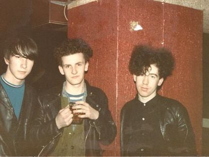 Unos jovenc&iacute;simos Jesus &amp; Mary Chain. 1985, de izquierda a derecha, Bobby Gillespie (que luego dejar&iacute;a la bater&iacute;a para fundar Primal Scream) y los hermanos Jim y William Reid