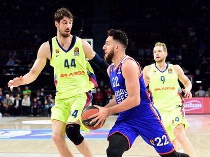 Micic intenta sortear a Tomic.