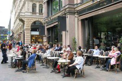 Terraza de café Strindberg, al norte del parque de la Explanada, en Helsinki.
