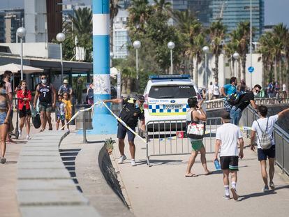 La Guardia Urbana cierra los accesos a la playa este sábado en Barcelona.
