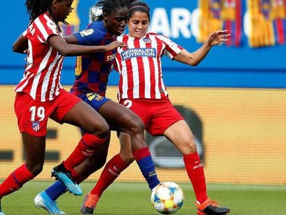Oshoala (c), del Barcelona, intenta marcharse de la presión de Tounkara (i) y Robles (d), del Atlético. En vídeo, declaraciones de la Asociación de Clubes del Fútbol Femenino durante una rueda de prensa esta tarde.