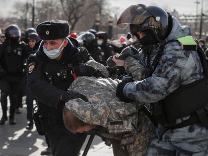 Dos policías rusos detienen a un manifestante contra la guerra en Ucrania, el pasado día 6 en Moscú.