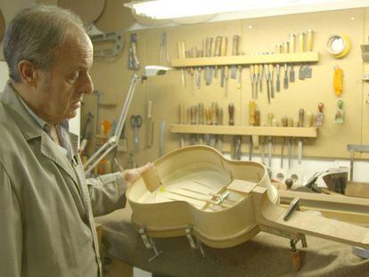 El lutier Felipe Conde observa una de sus guitarras en construcción.