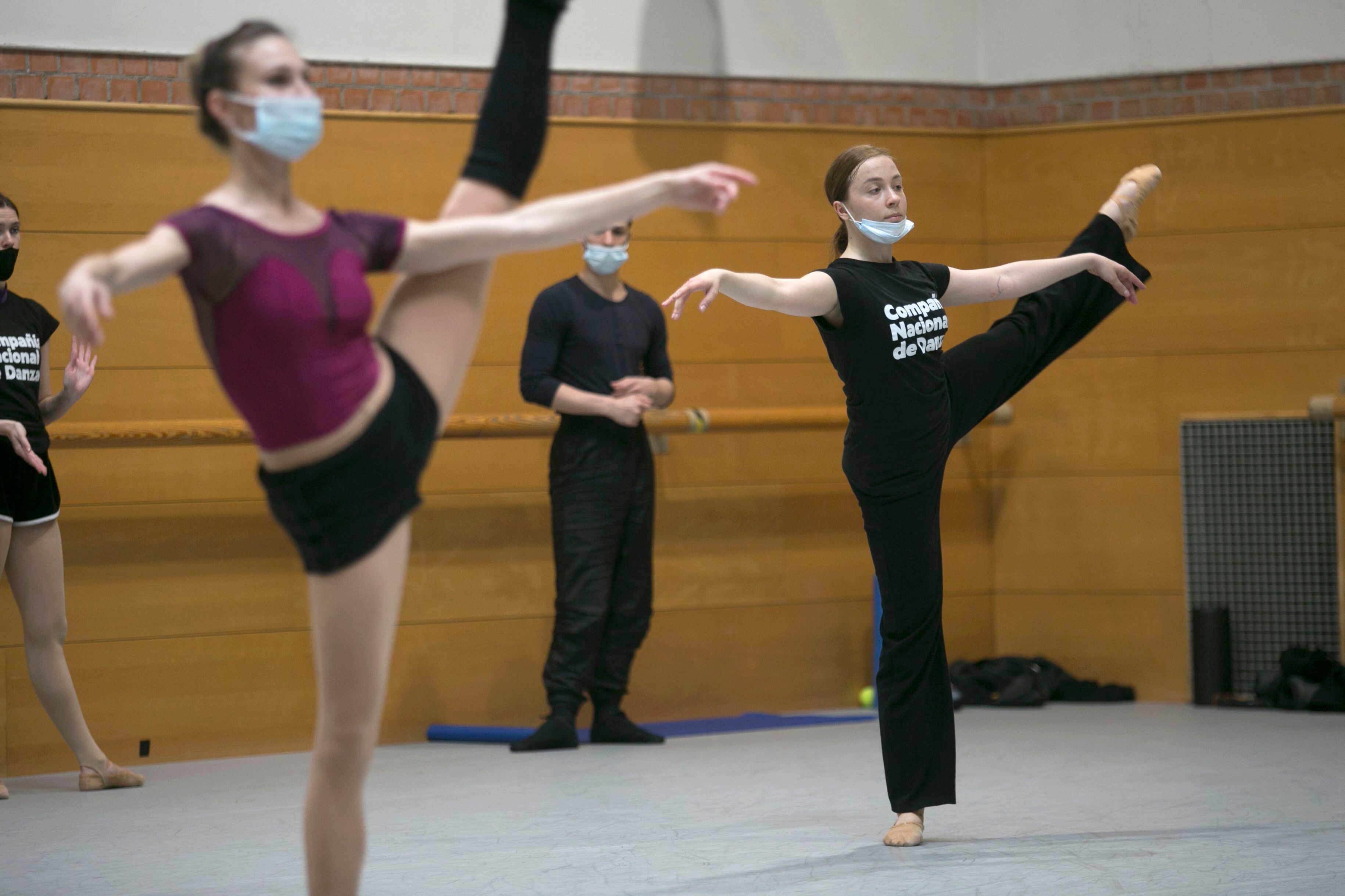 La bailarina ucrania Kateryna Chupina (derecha) durante un ensayo en la sede de la Compañía Nacional de Danza. 