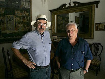 Manuel Leguineche, a la izquierda, en su casa de Brihuega (Guadalajara) y Javier Reverte.