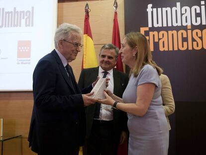 El historiador Santos Juliá recibe el premio de manos de Ana Pastor, presidenta del Congreso, en Madrid.