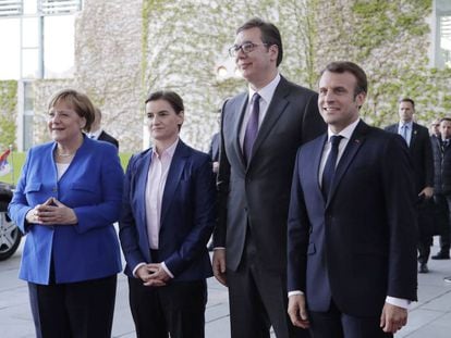 La canciller alemana, Angela Merkel y el presidente francés, Emmanuel Macron, reciben al presidente serbio, Aleksandar Vucic, en la cancillería en Berlín el lunes.