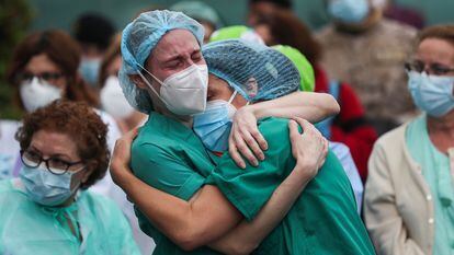 Trabajadoras del hospital Severo Ochoa de Leganés, el pasado 14 de abril, durante el homenaje a un compañero fallecido.