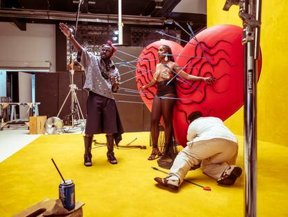 La compositora y cantante nigeriana Tiwa Savage, en el estudio londinense para su sesión de fotos para el calendario Pirelli de 2024.