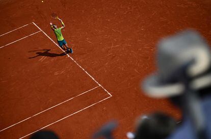 Rafael Nadal sirve ante Casper Ruud durante la final de Roland Garros.