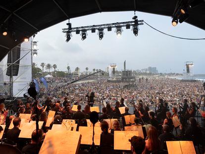 Una imagen de la orquesta del liceu tomada desde el escenario este martes en el concierto ofrecido en la playa de Bogatell.