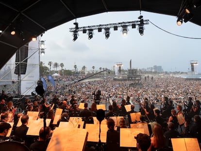 Una imagen de la orquesta del liceu tomada desde el escenario este martes en el concierto ofrecido en la playa de Bogatell.