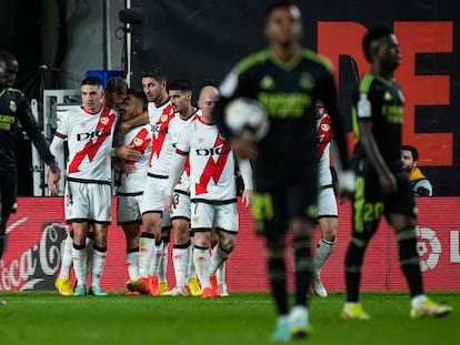 Los jugadores del Rayo Vallecano celebran el gol de Álvaro García ante el Real Madrid este lunes en Vallecas.