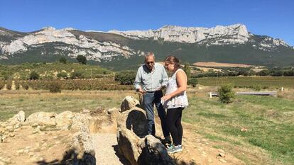 La genetista Aida Andrades y el arqueólogo Javier Fernández Eraso en el dolmen de El Sotillo (Álava).