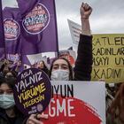 Estambul (Turquía), 20 de marzo de 2021 - Mujeres sostienen pancartas y gritan consignas durante una protesta contra la decisión de Turquía de retirarse del Convenio de Estambul, en Estambul, Turquía, el 20 de marzo de 2021. El presidente turco, Recep Tayyip Erdogan, retira a Turquía de Estambul Una convención ese es un acuerdo internacional diseñado para proteger a las mujeres.  El Convenio de Estambul es un acuerdo internacional del Consejo de Europa, lanzado en 2011 sobre la prevención de la violencia contra la mujer y la violencia doméstica y firmado por 46 países hasta el momento.  (Protestas, Turquía, Estambul) EFE / EPA / ERDEM SAHIN