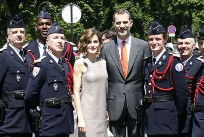 Don Felipe y doña Letizia, con policías franceses en París, el último día de la visita oficial a Francia.