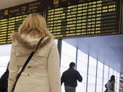 Pasajeros buscan su vuelo en los paneles de la Terminal 2 del aeropuerto de Madrid-Barajas.