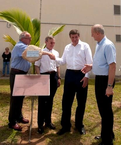 Jean-Jacques Dordain, Yannick d'Escatha, Vladimir Popovkin y Jean-Yves Le Gall, de izquierda a derecha, posan con la placa conmemorativa y la piedra de Baikonur en la nueva base de cohetes Soyuz en  Kourou.