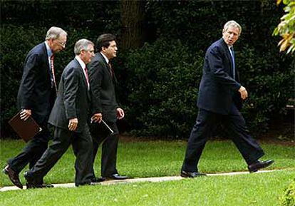 George Bush, seguido por Alberto Gonzales (izquierda), Andrew Card (centro) y John Gordon, ayer en la Casa Blanca.