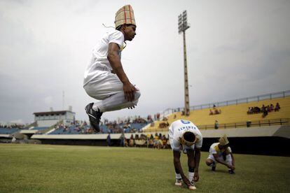 La reúne a etnias de una veintena de países, pero algunos pueblos originarios brasileños críticos con el Gobierno federal han renunciado a participar. En la imagen, indígenas pataxo se preparan para disputar un partido de fútbol.