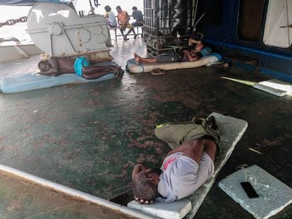 Marineros en el pesquero 'Cobija' retenidos en Yemen, en una imagen facilitada por Pablo Costas.