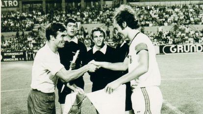 El excapitán de la UD Las Palmas, Antonio Afonso 'Tonono' (izda.) y el exfutbolista del Bayern, Franz Beckenbauer, en un partido amistoso en el Estadio Insular (Gran Canaria).