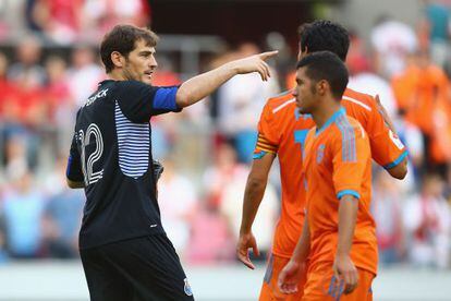 Casillas, ante dos jugadores del Valencia.