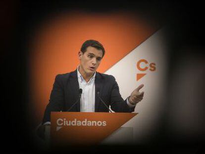 El líder de Ciudadanos sostiene que el  sanchismo ha abandonado el constitucionalismo  por no haber cuestionado a los violentos que protestaron por su acto