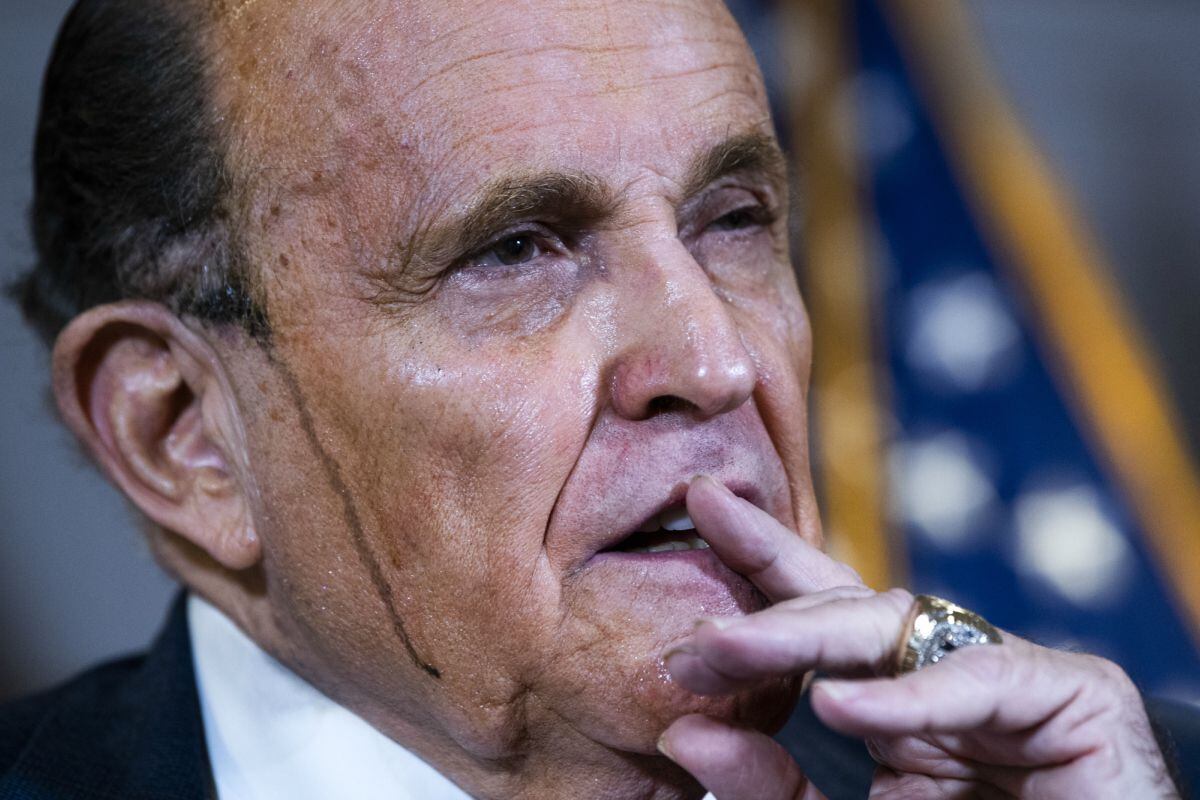Rudy Giuliani durante su comparecencia para anunciar la retirada de la denuncia federal en Michigan.