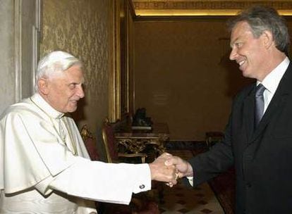 El ex primer ministro británico Tony Blair, que ayer se convirtió al catolicismo, durante una audiencia privada con el Papa el año pasado.