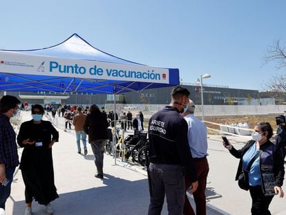 Punto de vacunación del Hospital Enfermera Isabel Zendal donde hoy el viceconsejero de Salud Pública y Plan COVID-19 de la Comunidad de Madrid, Antonio Zapatero, ha recibido la primera dosis de la vacuna de Astrazeneca